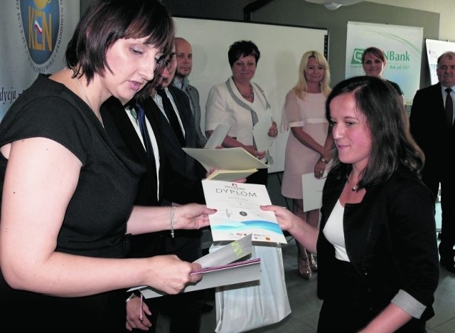 Justyna Loryś - uczennica Regionalne Centrum Edukacji Zawodowej, odbiera nagrodę.