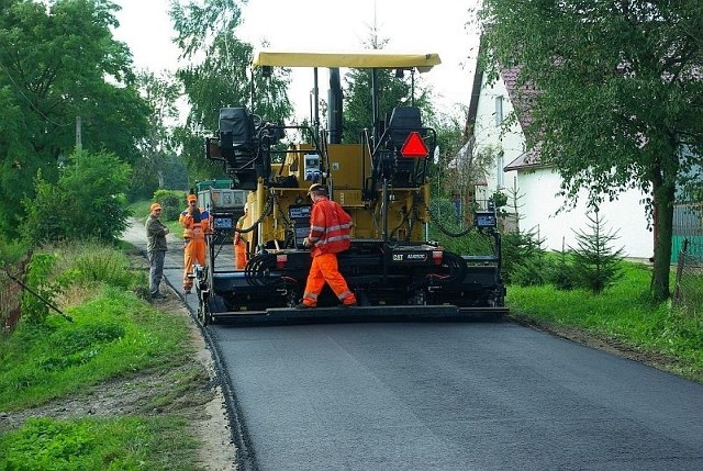Obecnie kładziony jest asfalt na odcinku drogi Boleszyn - Nosów.