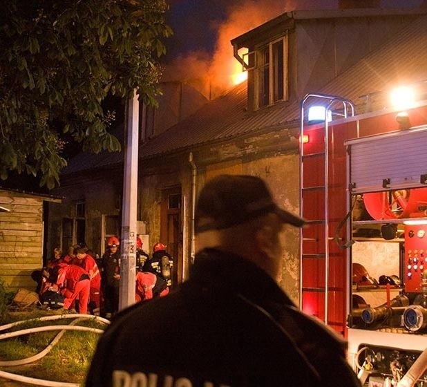 Ul. Ciepła: Pożar domu. Cztery osoby nie żyją (zdjęcia, wideo)