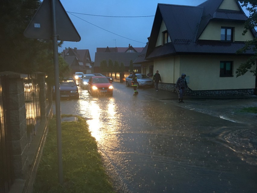 Spisz. Woda zalewa Czarną Górę. Wdarła się do góralskich domów [ZDJĘCIA]