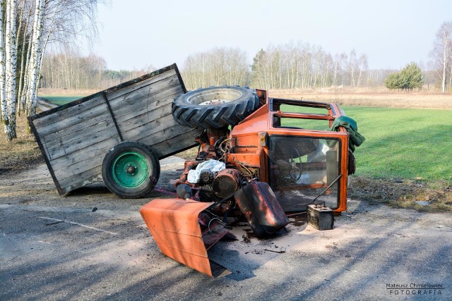 O zdarzeniu w Stalach służby ratownicze zostały powiadomione w poniedziałek około godziny 9.- Ze wstępnych ustaleń policjantów wynika, że 71-letni mężczyzna kierujący ciągnikiem rolniczym, nie ustąpił pierwszeństwa prawidłowo jadącemu kierowcy mazdy, doprowadzając do zderzenia obu pojazdów - relacjonuje podinspektor Beata Jędrzejewska-Wrona, oficer prasowy policji w Tarnobrzegu.Kierujący traktorem skręcał w lewo z głównej drogi, jednak nie sygnalizował manewru. Kierujący mazdą próbował uniknąć zderzenia z ciągnikiem rolniczym „uciekając” do rowu, jednak prawym bokiem zaczepił o traktor.W wyniku wypadku ranny został  47-letni kierowca mazdy, który został przewieziony karetką do tarnobrzeskiego szpitala. Policjanci ustalili, że obaj uczestnicy wypadku byli trzeźwi.Czynności wyjaśniające prowadzą policjanci z Komendy Miejskiej Policji w Tarnobrzegu.FLESZ: Wypadki drogowe - pierwsza pomoc 