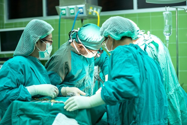 Po wykonanej operacji, w ciele pacjenta zostawiono chustę chirurgiczną.