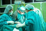 Lekarz i pielęgniarka z Lublina oskarżeni o zaszycie chusty w ciele pacjenta. Sprawę odkryto w szpitalu w Rzeszowie