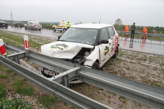 Skoda fabia rozbita po przeciwnej stronie jezdni popołudniu. 