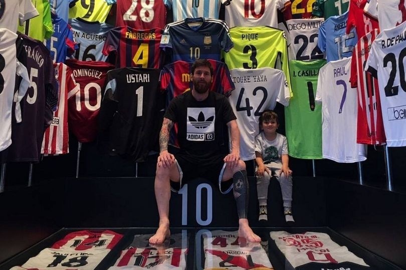 Niesamowita kolekcja koszulek Leo Messiego! Legendarne nazwiska na  "ściance" Argentyńczyka | Gol24