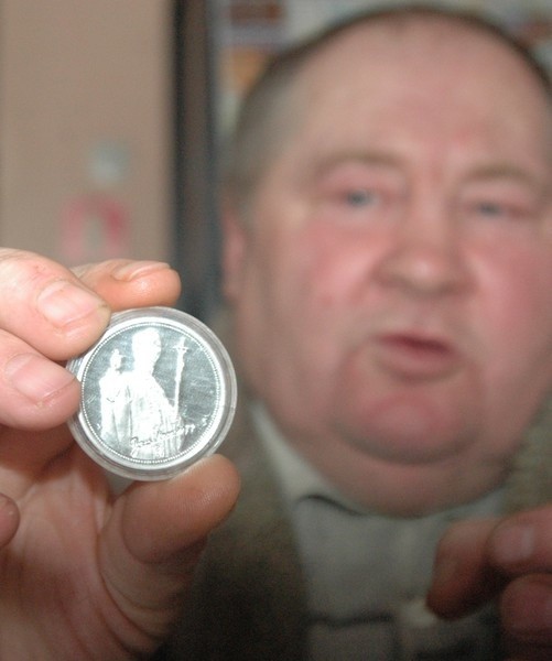 Wilhelm Potapiński ma takich 12 monet z wizerunkiem polskiego papieża. Więcej już nie chce, ale każą mu płacić za monety, których nie ma.