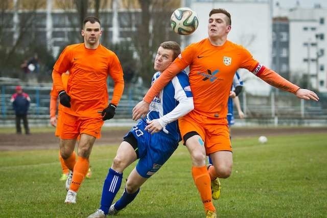 Piłkarze Rol.Ko Konojady (w pomarańczowych strojach) pokonali na wyjeździe Orlęta Aleksandrów Kujawski