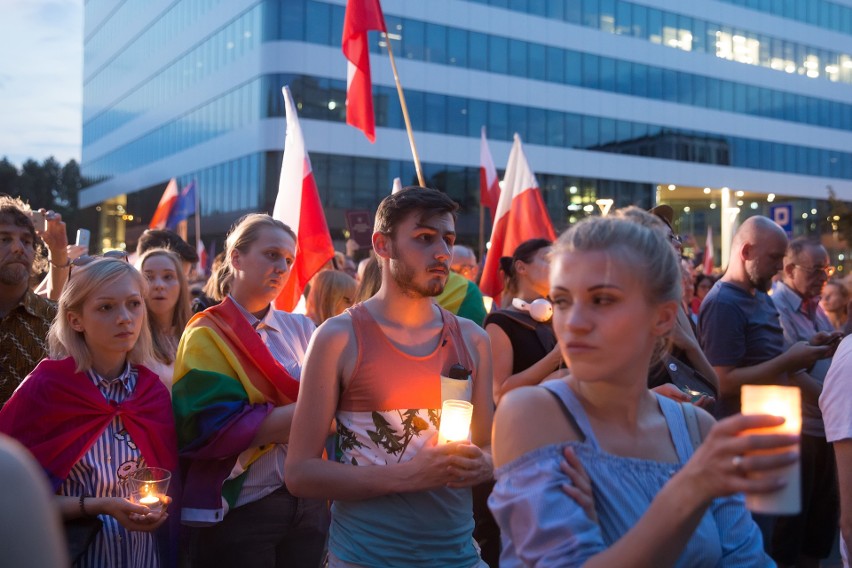 „Łańcuch światła” pod sądami połączył tysiące krakowian [ZDJĘCIA]