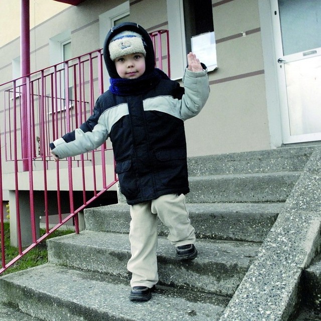 Pięcioletni Dawid Pusz przed przychodnią przy ul. 11 Listopada w Słupsku.