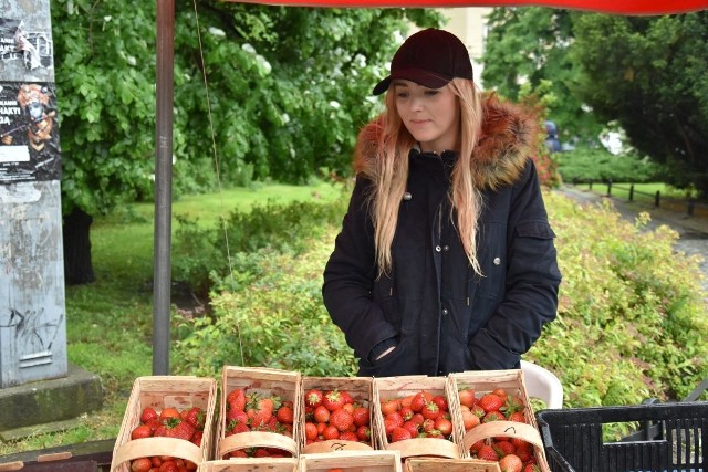 Pani Małgorzata ze stoiska z truskawkami koło Renomy