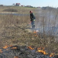 Dobra pogoda sprzyja podpalaczom, giżyccy strażacy częściej wyjeżdżają do pożarów traw.