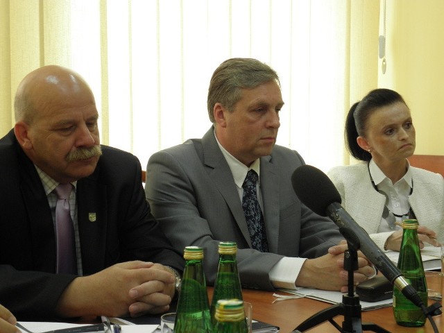 Piotr Boiński, starosta; Dariusz Szczepański, dyrektor szpitala i Agnieszka Linde, przełożona pielęgniarek, zapewniają, że szpital ma się dobrze.