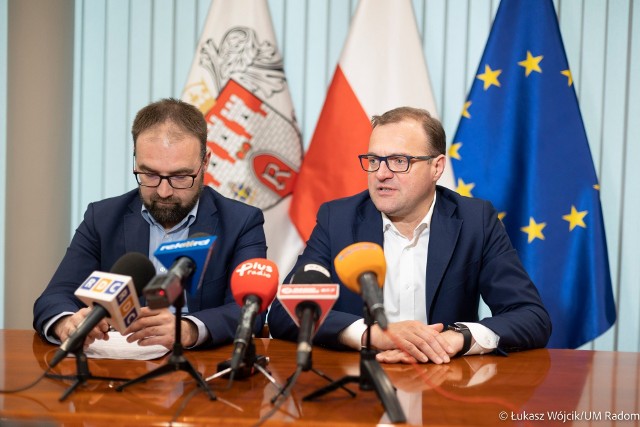 O połączeniach komunikacyjnych na lotnisko mówili prezydent Radomia Radosław Witkowski (z prawej) oraz jego zastępca Mateusz Tyczyński.