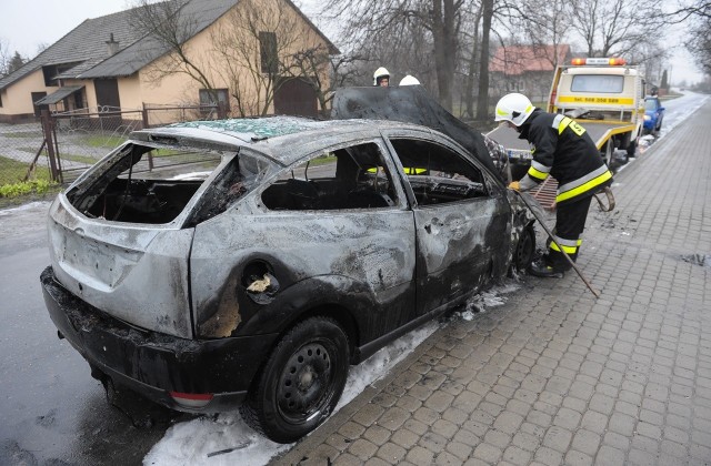 Do pożaru forda focusa doszło w czwartek na bocznej drodze w Orłach. Samochód, którym kierowała kobieta, zapalił się podczas jazdy. Pojazd posiadał instalację LPG. Kierującej nic się nie stało.