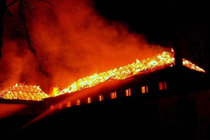 Bemowo Piskie. Pożar zabytkowego kasyna przy ulicy Lipowej. Straty wynoszą około 100 tysięcy złotych (zdjęcia, video)