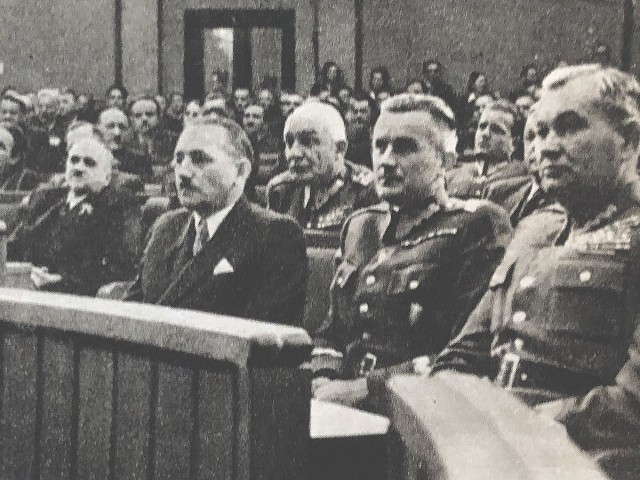 Komunistyczna elita w 1947 roku: od prawej Stanisław Popławski, Piotr Jaroszewicz i Bolesław Bierut, z tyłu Karol Świerczewski