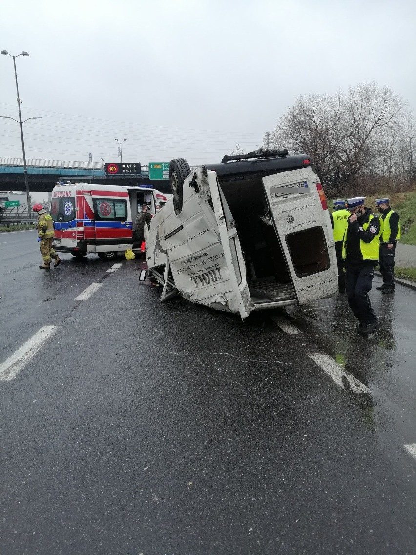 Wypadek na DTŚ w Katowicach. Jedna osoba jest ranna....