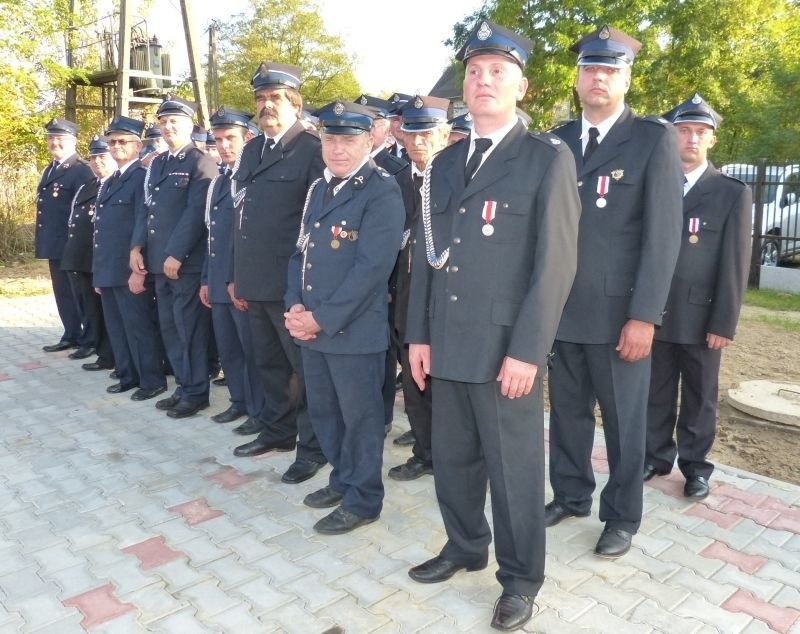 Druhowie z Ochotniczej Straży Pożarnej w Ossali służą...