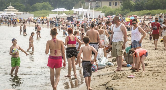 W tym roku wielu wczasowiczów wyjeżdża nad polskie morze. Często koszty takiego wyjazdu są wyższe niż urlop za granicą. Jednak dla wielu decydującym aspektem jest bezpieczeństwo