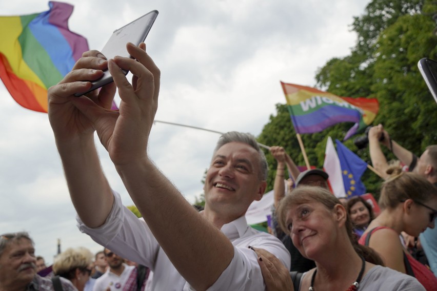 "Polska przeciw przemocy". Na placu przed Teatrem dramatycznym odbyła się manifestacja. Byli też przeciwnicy i mnóstwo policji [ZDJĘCIA]