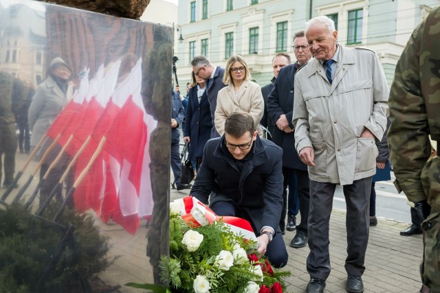 Uroczystości rocznicowe rozpoczęły się we wtorek o godzinie 11.00 od złożenia  kwiatów pod tablicą upamiętniającą wydarzenia Bydgoskiego Marca 1981 r przed Kujawsko-Pomorskim Urzędem Wojewódzkim