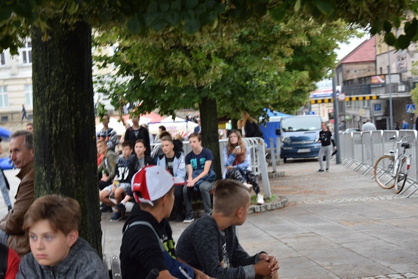 Gorlice. Garstka najwierniejszych kibiców przyszła na rynek, by oglądać ostatni mecz naszej reprezentacji. Nie ma szalików. Smutno...