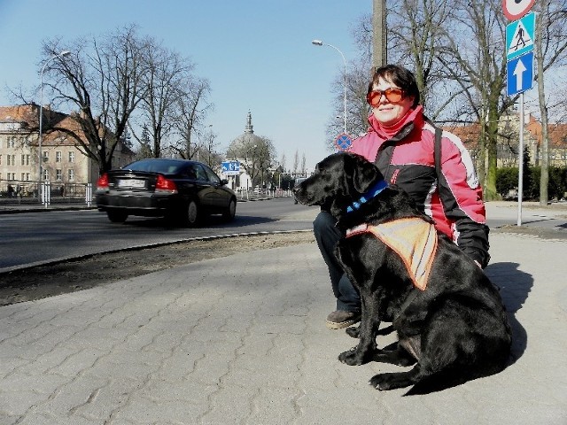 Katarzyna Głowacka i jej wierny przewodnik - labrador Greta