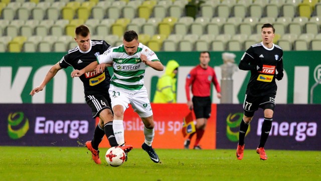 18.11.2017 gdanskenerga stadion gdansk . 16. kolejka lotto ekstraklasy . mecz lechia gdansk - wisla plockna zdjeciu:  damian szymanski (4) , slawomir peszko (21) , konrad michalak (77)fot. przemyslaw swiderski / polska press / dziennik baltycki