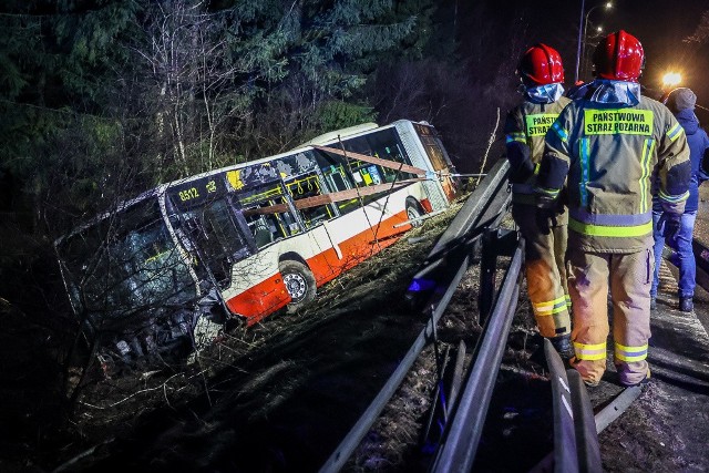 Śmiertelny wypadek w Gdańsku 13.03.2021. Autobus miejski zderzył się z osobówką. Nie żyje kierowca samochodu osobowego