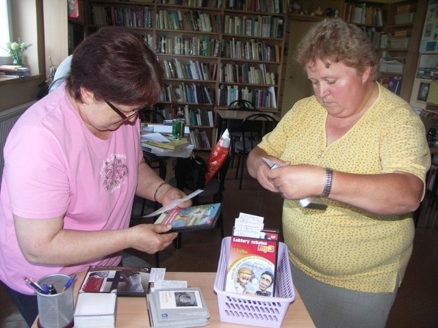 Bibliotekarki Wiesława Milek (z lewej) i Krystyna Klimek zachęcają czytelników do tej nowej formy kontaktu z książką.