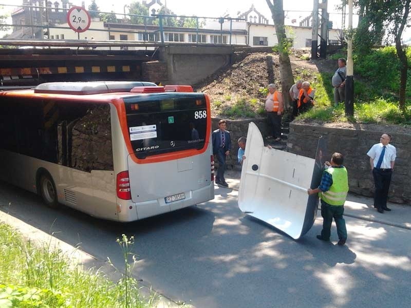 Autobus utknął pod mostem. Ul. Batorego w Rzeszowie zablokowana [ZDJĘCIA]
