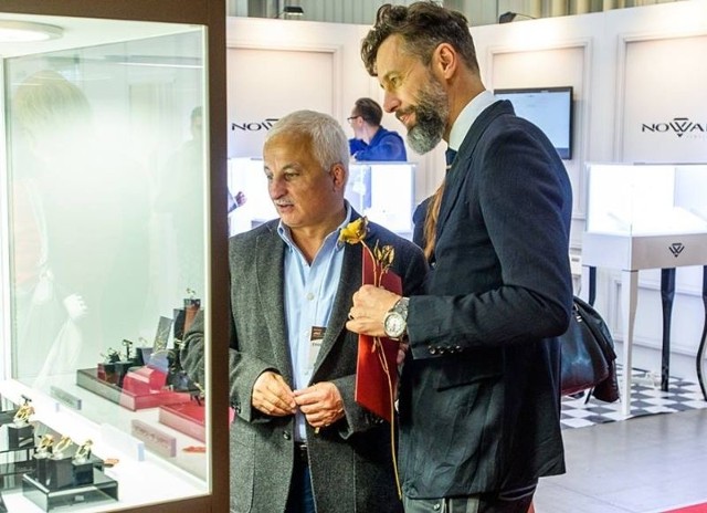 Szymon Majewski, tegoroczny laureat bursztynowej róży nagrodzony za działalność charytatywną podziwia na targach w Warszawie biżuterię Firmy Jubilerskiej Górecki, którą prezentuje  prezes Zbigniew Górecki (nz z lewej).