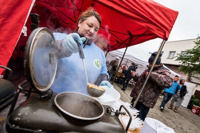 Wczoraj w oddziale  PCK w Bydgoszczy była grochówka dla bezdomnych i biednych, drugie śniadanie dla dzieci i paczki żywnościowe