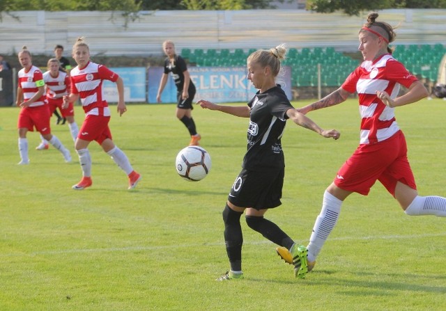 Piłkarki Polonii Poznań (biało-czerwone stroje) zdobyły pierwszy punkt w ekstralidze