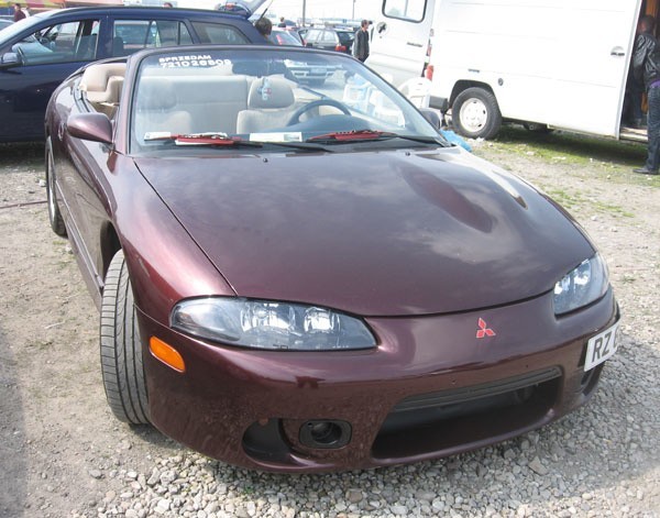 Mitsubishi Eclipse Spyder  Silnik 2,4 benzyna. Rok produkcji 1996. Przebieg 140000. Wyposazenie: ABS, tempomat, elektryczne szyby i lusterka, kontrola trakcji, 2 poduszki powietrzne, nowe alufelgi i opony, Immobiliser, radio CD MP3+ sześc glosników, elektrycznie rozsuwany dach. Cena 17000 zl.