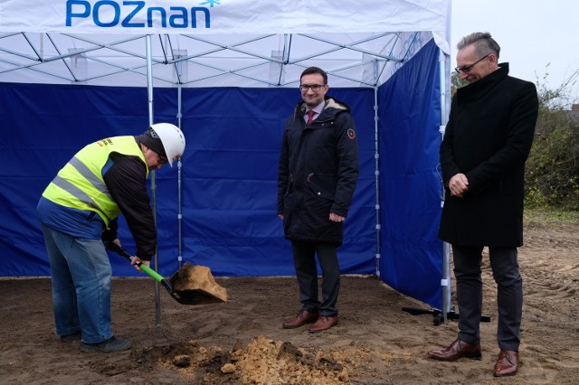 Wiceprezydent Poznania Tomasz Lewandowski (w środku) i prezes ZKZL Arkadiusz Stasica chcą poczekać na bardziej korzystną ofertę BGK dla miasta