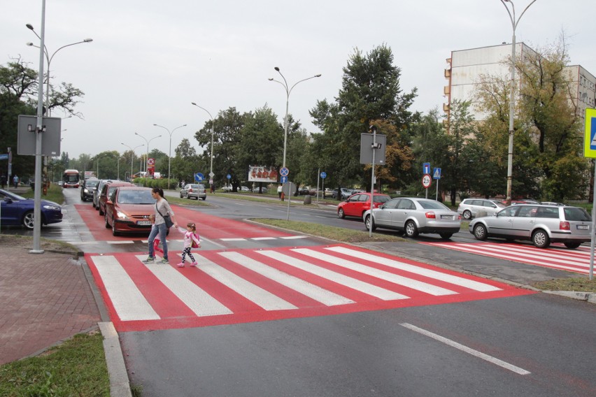 Dziś w nocy wykonawca jeszcze raz położy nową nawierzchnię na sosnowieckim przejściu dla pieszych