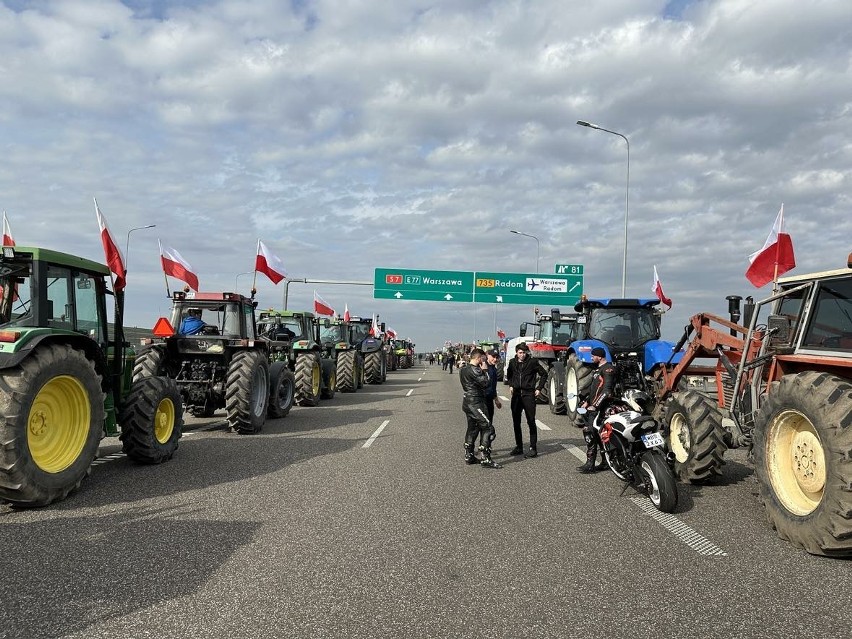Protestujący rolnicy zablokowali drogę S7 w Jedlance.