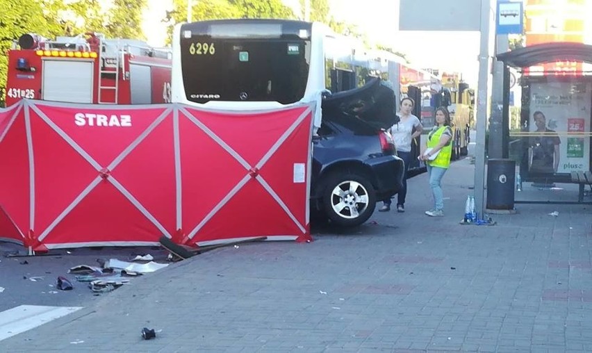 Śmiertelny wypadek w Gdyni 2.06.2018. Samochód osobowy wjechał w tył autobusu. Nie żyją dwie osoby [zdjęcia]