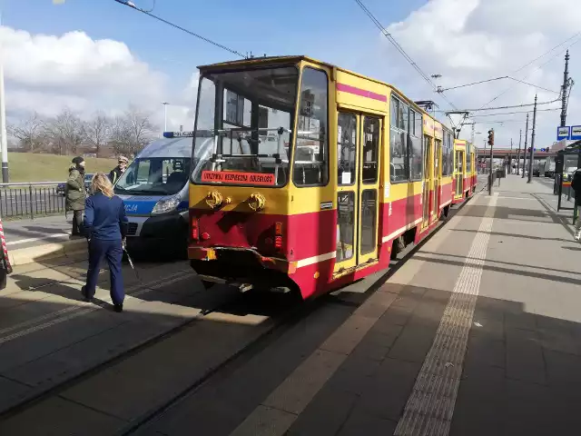 Zderzenie tramwajów koło dworca Kaliskiego miało miejsce w środę, 6 marca, po godz. 10. Spośród podróżujących tramwajami 50 osób, obrażenia odniósł jeden pasażer. 