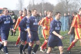 To były derby 3 ligi! Pogoń Staszów walczyła z Koroną Kielce. Mamy unikatowe zdjęcia z meczu i z trybun z kwietnia 2004 roku