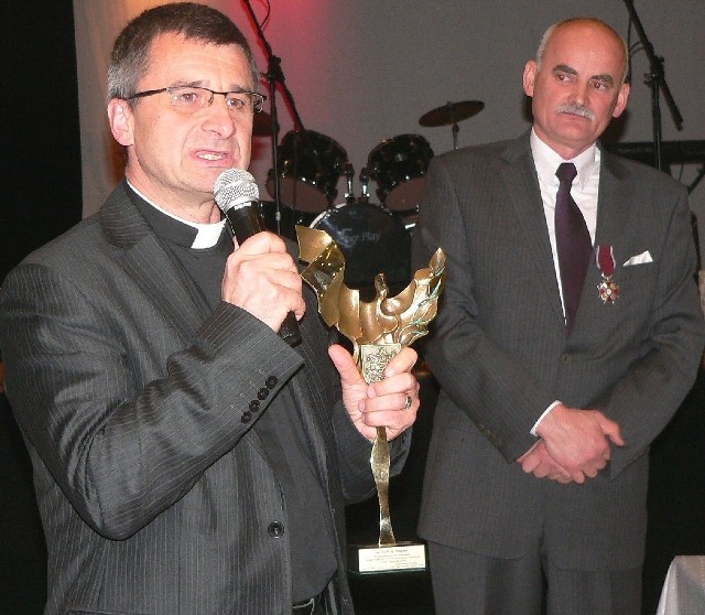 Ksiądz Andrzej Drapała otrzymał tytuł i statuetkę Przyjaciela Gminy Pacanów 2011 z rąk wójta gminy Wiesława Skopa.