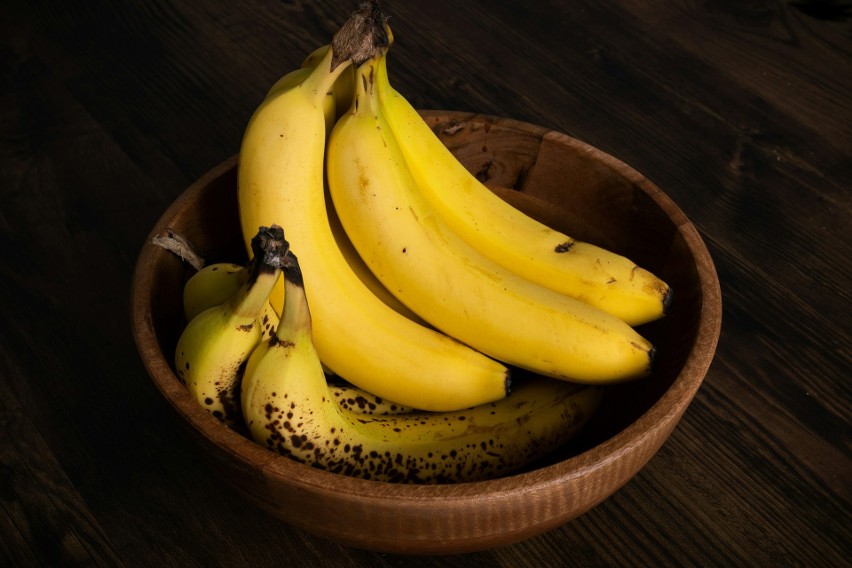 Bananów nie należy spożywać na czczo zdaniem ekspertów....