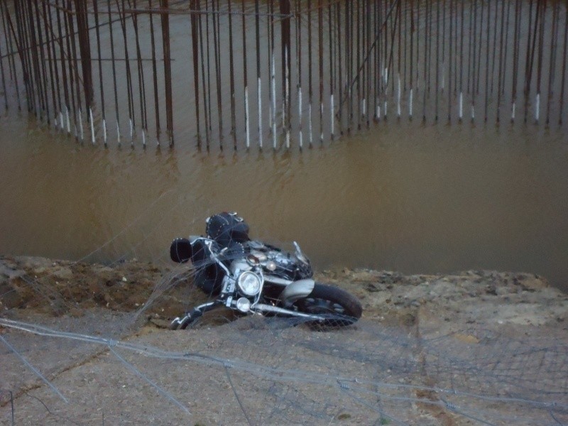 Motocykl spadł z 8-metrowej skarpy.