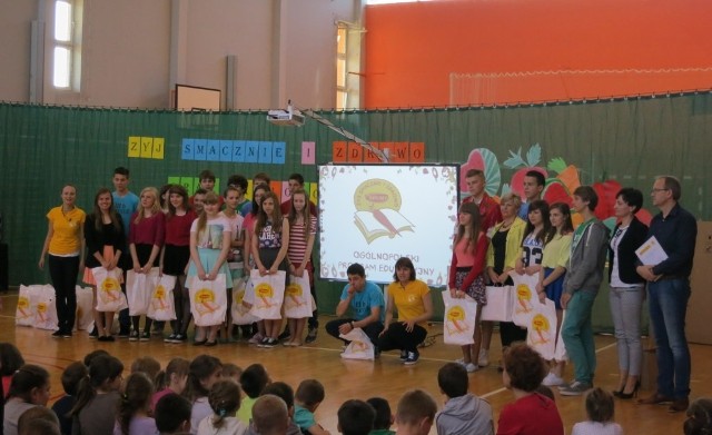 Klasa 3b pod opieką Pani Anny Krzak z Gimnazjum Publicznego w Rudnikach otrzymałajedną z 30 nowoczesnych tablic multimedialnych. Jest to nagroda za udział w konkursiew ramach programu edukacyjnego &#8222;Żyj smacznie i zdrowo&#8221;.