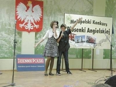 Kinga Łęczycka i Jakub Stawiarski, jako duet "Tych Dwoje", , wygrali I Małopolski Konkurs Piosenki Angielskiej w kategorii zespoły Fot. Magdalena Uchto
