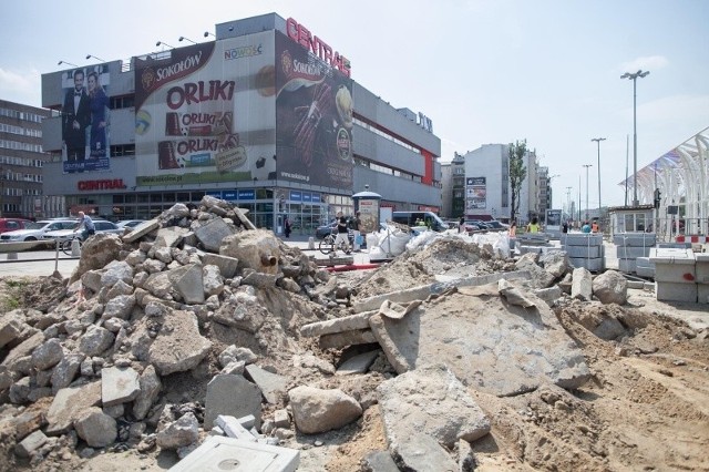 Prace budowlane w centrum miasta skutecznie zniechęcają klientów do odwiedzenia najstarszego polskiego domu handlowego. 