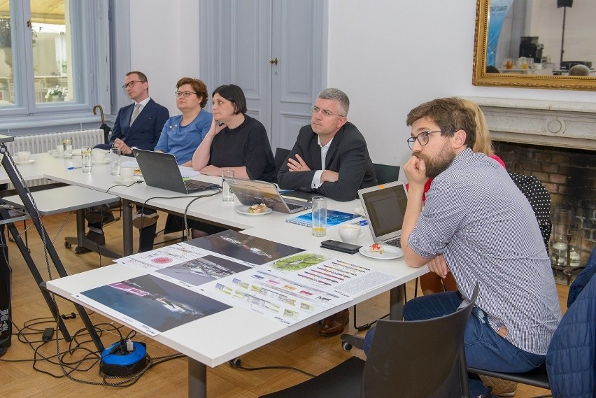 Jury konkursu od lewe:j Radosław Gajda, Iga Mościchowska,...