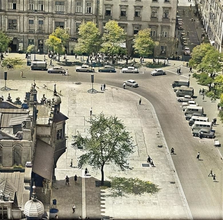 Kraków. Kiedyś Rynek Główny bardziej przypominał parking. Zobacz archiwalne zdjęcia w kolorach [GALERIA] [24.09.2020]