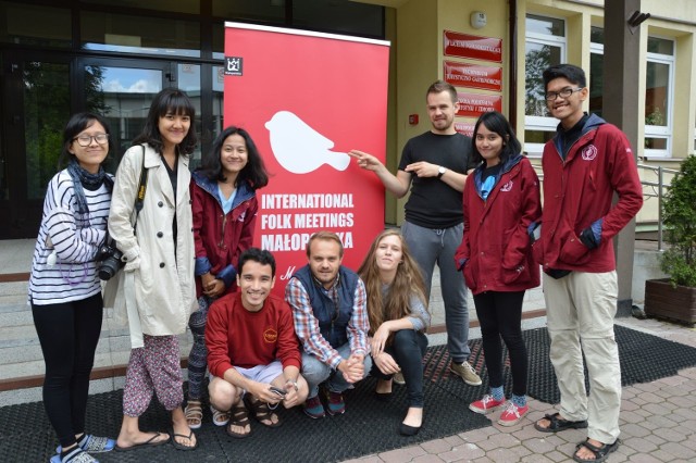 Grupa (niecała) z Indonezji z pilotką i organizatorami festiwalu